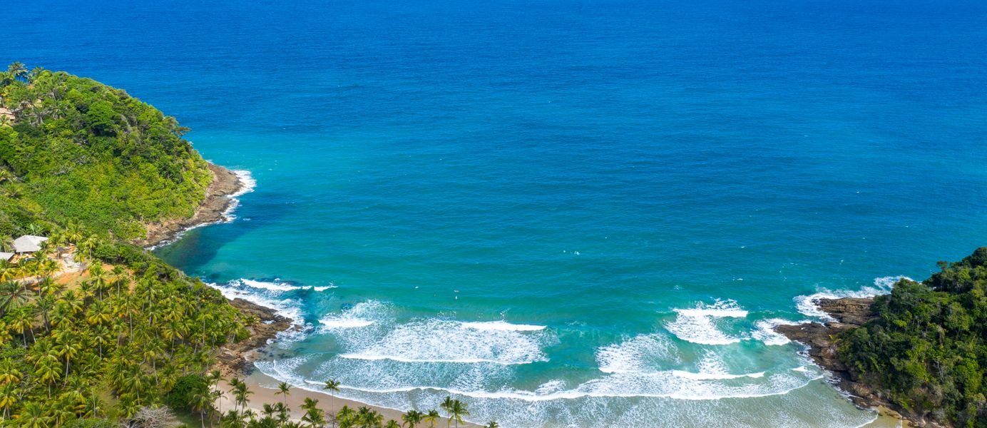 Costa de Ilhéus, na Bahia, com mar azul e coqueiros